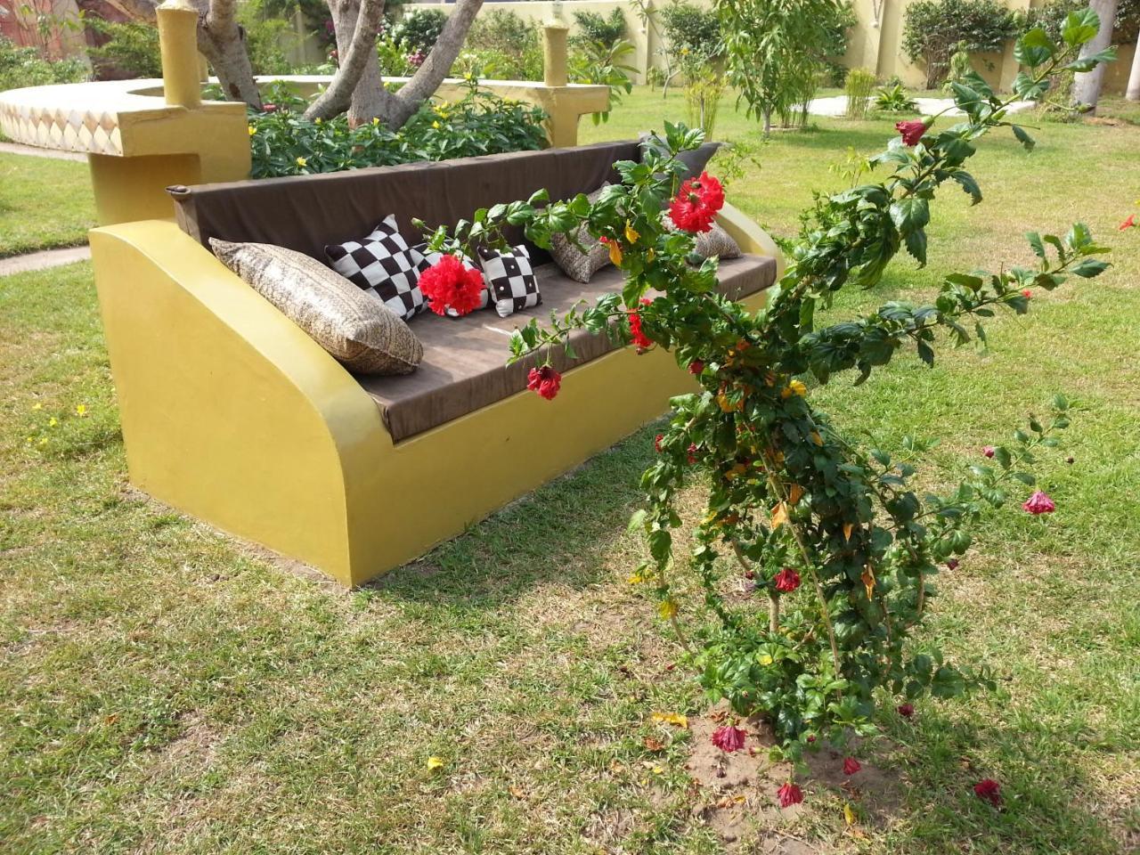 Golden Lilies Hotel Kokrobite Exterior photo